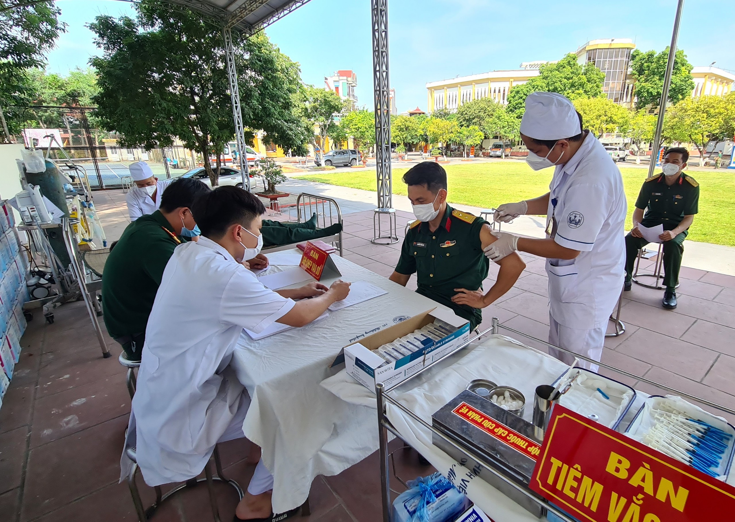 Bệnh viện Quân y 110 tổ chức tiêm vaccine ngừa Covid-19 cho cán bộ, chiến sĩ tuyến đầu